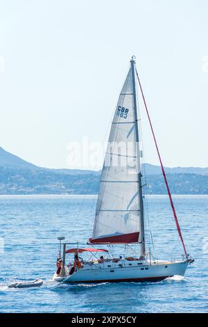 Corfù, Grecia, barca a vela nello stretto di Corfù Foto Stock