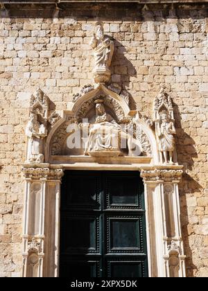 Porta scolpita del convento francescano a Stradun Dubrovnik, Dalmazia, Croazia Foto Stock