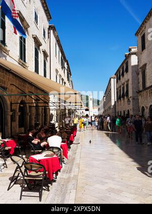 Stradun o Placa, strada principale trafficata a Dubrovnik, Dalmazia, Croazia Foto Stock