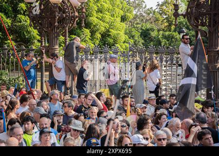 Tensione intorno al Parlamento a causa della presenza di gruppi spagnoli e pro-indipendenza. Partiti di estrema destra come VOX e altre associazioni spagnole si riuniscono alle porte del Parlamento della Catalogna prima dell'eventuale ingresso nella sessione plenaria di investitura di Carles Puigdemont. Tensión en los alrededores del Parlament por la presencia de grupos españolistas e independent. Partidos ultraderechistas como VOX y otras asociaciones españolistas se concentran a las puertas del Parlament de Cataluña ante la posible entrada al pleno de investidura de Carles Puigdemont. Notizie po Foto Stock