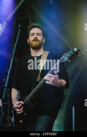 Rubigen, Svizzera. 7 agosto 2024. La rock band americana Dead Poet Society esegue un concerto dal vivo al Bühne am Teich di Mühle Hunziken a Rubigen. Qui il chitarrista Jack Collins viene visto dal vivo sul palco. Credito: Gonzales Photo/Alamy Live News Foto Stock