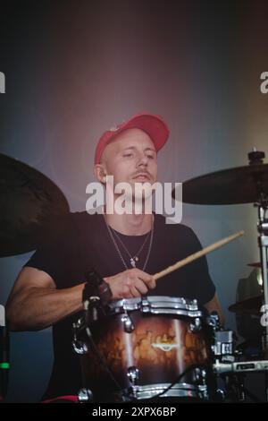 Rubigen, Svizzera. 7 agosto 2024. La rock band americana Dead Poet Society esegue un concerto dal vivo al Bühne am Teich di Mühle Hunziken a Rubigen. Qui il batterista Will Goodroad è visto dal vivo sul palco. Credito: Gonzales Photo/Alamy Live News Foto Stock