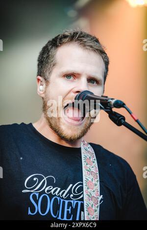 Rubigen, Svizzera. 7 agosto 2024. La rock band americana Dead Poet Society esegue un concerto dal vivo al Bühne am Teich di Mühle Hunziken a Rubigen. Qui il cantante e musicista Jack Underkofler viene visto dal vivo sul palco. Credito: Gonzales Photo/Alamy Live News Foto Stock