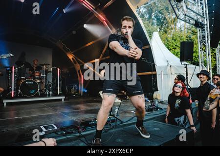 Rubigen, Svizzera. 7 agosto 2024. La rock band americana Dead Poet Society esegue un concerto dal vivo al Bühne am Teich di Mühle Hunziken a Rubigen. Qui il cantante e musicista Jack Underkofler viene visto dal vivo sul palco. Credito: Gonzales Photo/Alamy Live News Foto Stock