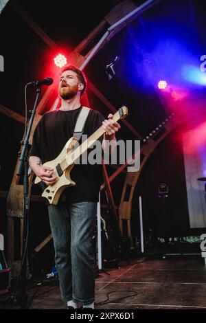 Rubigen, Svizzera. 7 agosto 2024. La rock band americana Dead Poet Society esegue un concerto dal vivo al Bühne am Teich di Mühle Hunziken a Rubigen. Qui il chitarrista Jack Collins viene visto dal vivo sul palco. Credito: Gonzales Photo/Alamy Live News Foto Stock