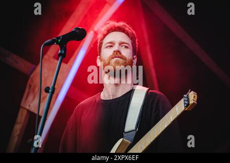 Rubigen, Svizzera. 7 agosto 2024. La rock band americana Dead Poet Society esegue un concerto dal vivo al Bühne am Teich di Mühle Hunziken a Rubigen. Qui il chitarrista Jack Collins viene visto dal vivo sul palco. Credito: Gonzales Photo/Alamy Live News Foto Stock