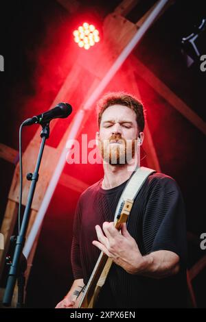 Rubigen, Svizzera. 7 agosto 2024. La rock band americana Dead Poet Society esegue un concerto dal vivo al Bühne am Teich di Mühle Hunziken a Rubigen. Qui il chitarrista Jack Collins viene visto dal vivo sul palco. Credito: Gonzales Photo/Alamy Live News Foto Stock