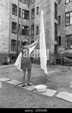 Attuale 26-4-1970: Un vecchio condominio si sveglia. Una vecchia fattoria ha dormito una notte, mentre stava aspettando la luce grigia e un nuovo giorno. Poi ricomincia a vivere, si sentono voci e suoni familiari, si scalano le scale, i bambini piangono e ridono. È iniziato un nuovo giorno nel giardino della città vecchia. Foto: Per Ervik / Aktuell / NTB ***la foto non è elaborata*** questa immagine è tradotta automaticamente questa immagine è tradotta automaticamente Foto Stock