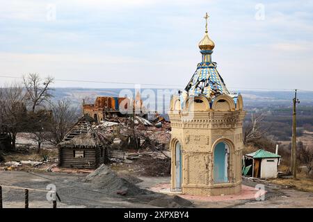 Danni alle infrastrutture civili a Izyum, Ucraina. Liberati dall'occupazione dall'offensiva fulminante delle forze ucraine nell'autunno del 2022, i residenti di Izyum hanno dovuto lottare con le realtà della distruzione post-bellica, i continui bombardamenti e l'imminente minaccia di un ritorno delle ostilità man mano che il fronte orientale si avvicinava. Foto Stock