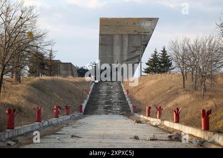 Danni alle infrastrutture civili a Izyum, Ucraina. Liberati dall'occupazione dall'offensiva fulminante delle forze ucraine nell'autunno del 2022, i residenti di Izyum hanno dovuto lottare con le realtà della distruzione post-bellica, i continui bombardamenti e l'imminente minaccia di un ritorno delle ostilità man mano che il fronte orientale si avvicinava. Foto Stock