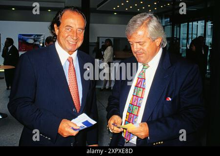 Egmont Lüftner, alias Monti Lüftner, Österreichischer Musikmanager mit dem Münchner Boulevard-Journalisten und Gastronomen Michael Graeter, bei einem event, 1998 circa. Foto Stock