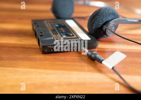 Cassetta musicale con controllo del volume integrato e presa per cuffie, cuffie abbinate. Musica direttamente dal nastro. Foto Stock