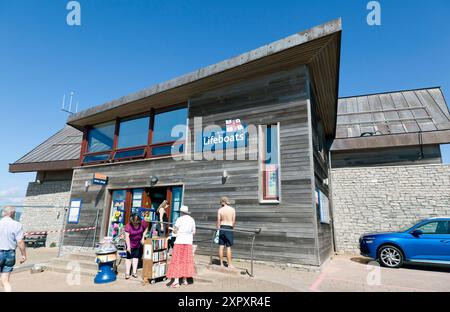 Vista del negozio RNLI presso la stazione di Exmouth Life Boat, da Queens Drive, Exmouth, Devon, Foto Stock