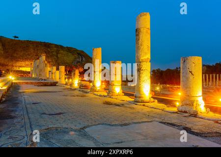 Bet-Shean, Israele - 24 aprile 2024: Vista serale delle rovine dell'antica città romano-bizantina di Bet Shean (Nysa-Scythopolis), ora Parco Nazionale Foto Stock