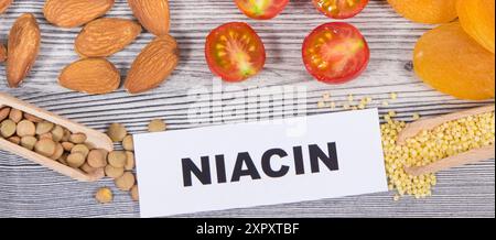 Vari prodotti o ingredienti contenenti vitamina B3 naturale e altri minerali Foto Stock