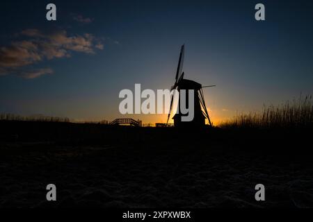 Mulino olandese alla luce del mattino presto, Paesi Bassi, Frisia, Hempenserpolder, Leeuwarden Foto Stock