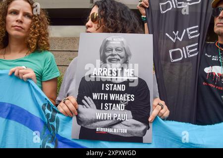 Londra, Regno Unito. 7 agosto 2024. Un manifestante tiene un cartello a sostegno di Paul Watson durante la manifestazione. I manifestanti si sono riuniti fuori dall'ambasciata danese a sostegno dell'attivista anti-baleniera Paul Watson, fondatore del gruppo di conservazione Sea Shepherd. Watson è stato arrestato in Groenlandia e sta affrontando in Giappone l'accusa di complice di aggressione e di violazione delle navi, il che lo ha visto ottenere una pena detentiva di 15 anni. Credito: SOPA Images Limited/Alamy Live News Foto Stock