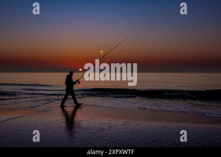 angler sulla spiaggia del Mare del Nord al tramonto, Paesi Bassi, Olanda meridionale, Katwijk Foto Stock
