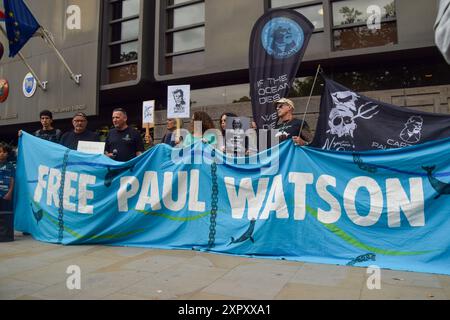 I manifestanti tengono uno striscione "Free Paul Watson" durante la dimostrazione. I manifestanti si sono riuniti fuori dall'ambasciata danese a sostegno dell'attivista anti-baleniera Paul Watson, fondatore del gruppo di conservazione Sea Shepherd. Watson è stato arrestato in Groenlandia e sta affrontando in Giappone l'accusa di complice di aggressione e di violazione delle navi, il che lo ha visto ottenere una pena detentiva di 15 anni. (Foto di Vuk Valcic / SOPA Images/Sipa USA) Foto Stock