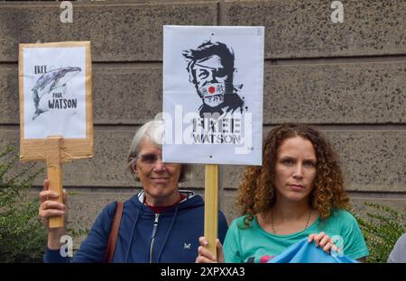 I manifestanti hanno i cartelli "Free Paul Watson" durante la dimostrazione. I manifestanti si sono riuniti fuori dall'ambasciata danese a sostegno dell'attivista anti-baleniera Paul Watson, fondatore del gruppo di conservazione Sea Shepherd. Watson è stato arrestato in Groenlandia e sta affrontando in Giappone l'accusa di complice di aggressione e di violazione delle navi, il che lo ha visto ottenere una pena detentiva di 15 anni. (Foto di Vuk Valcic / SOPA Images/Sipa USA) Foto Stock