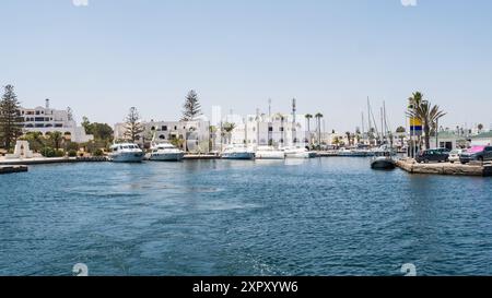 Marina con yacht vicino a hotel di lusso nel mediterraneo, stile di vita all'aperto. Foto Stock