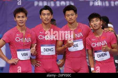 Parigi, Francia. 8 agosto 2024. Chen Jiapeng, Xie Zhenya, Deng Zhijian e Yan Haibin (da R a L) del team China scattano una foto di gruppo dopo la staffetta maschile 4X100 m 1 di Athletics ai Giochi Olimpici di Parigi 2024 a Parigi, Francia, 8 agosto 2024. Crediti: Li Ming/Xinhua/Alamy Live News Foto Stock