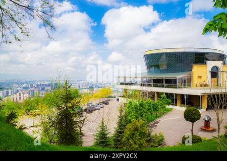 Il famoso ristorante panoramico Abay sul Monte Kok Tobe. Almaty, Kazakistan – 6 maggio 2024 Foto Stock