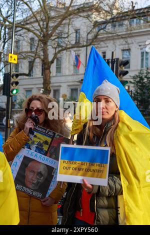 Protesta contro la guerra russa contro l'Ucraina al di fuori dell'ambasciata russa del Regno Unito Foto Stock