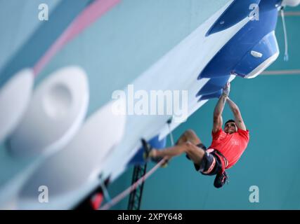 PARIGI, FRANCIA - 07 AGOSTO: Alberto Gines Lopez del Team Spagna gareggia durante la semifinale maschile di Boulder & Lead, la dodicesima giornata dei Giochi Olimpici di Parigi 2024 presso le Bourget Sport Climbing Venue il 7 agosto 2024 a Parigi, Francia. Klettern © diebilderwelt / Alamy Stock Foto Stock