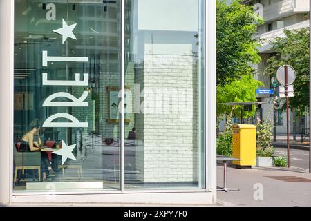 Pret un caffè della mangiatoia, a Clichy-Batignolles, Parigi Foto Stock