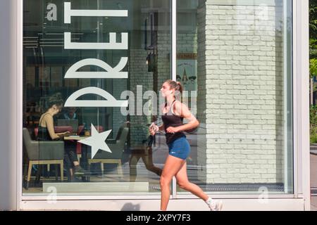 Pret un caffè della mangiatoia, a Clichy-Batignolles, Parigi Foto Stock