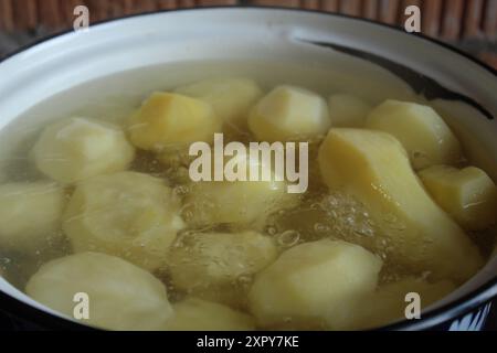 Cucinare le patate. Le patate in una pentola vengono cotte sul fuoco. Cucinare una cena a base di patate. Foto Stock