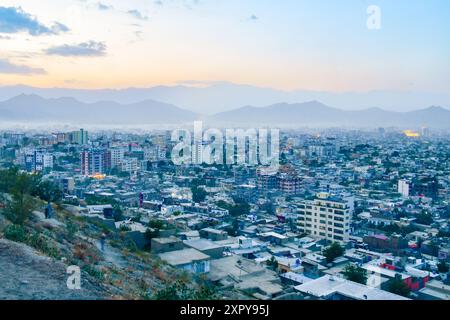 Kabul, Afghanistan - 20 ottobre 2023: Veduta aerea panoramica della capitale nella giornata di sole. Edifici residenziali e alti appartamenti Foto Stock