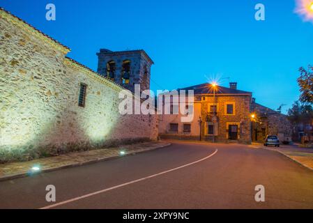 Strada e chiesa, Vista notte. Piñuecar, provincia di Madrid, Spagna. Foto Stock