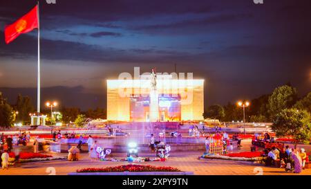 Bishkek, Kirghizistan - 25 settembre 2023: Visita turistica alla Statua di Manas in Piazza Ala-Too. Museo di storia statale e fontana con turisti in città Foto Stock