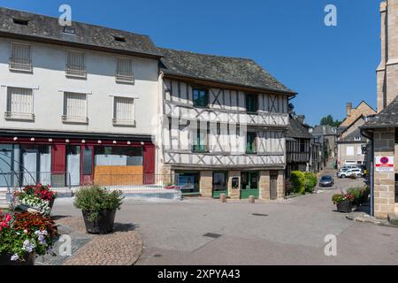 Francia, regione Nouvelle-Aquitania, Donzenac, edifici tradizionali in legno in Rue Haute Vialle (chiusi durante la pandemia di Covid-19) Foto Stock