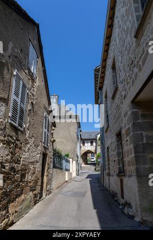 Francia, regione Nouvelle-Aquitaine, Donzenac, l'antica via d'accesso e le case di pietra su Rue du Puy Broch Foto Stock