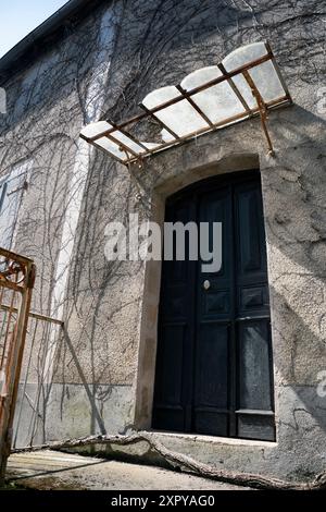 Francia, regione Nouvelle-Aquitania, Donzenac, porta con insolito portico di vetro in Rue des Pénitents Foto Stock