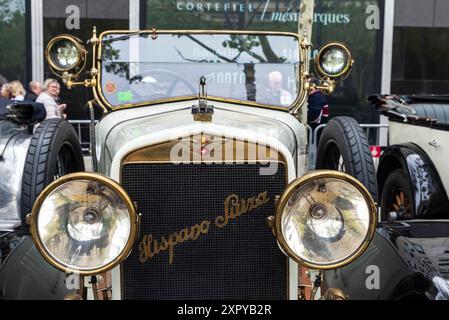 Barcellona, Spagna - 6 aprile 2024: Vecchia auto retrò degli anni '1920 del marchio Hispano Suiza parcheggiata in una strada di Barcellona, Catalogna, Spagna Foto Stock