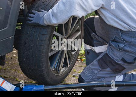 una ruota viene rimossa da un veicolo Foto Stock