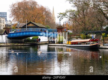 Vista verso il Westbourne Terrace Bridge n. 3c sul Grand Union Canal, Little Venice, Londra, Inghilterra Foto Stock