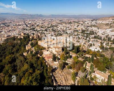 Granada, Spagna: Vista aerea del famoso palazzo dell'Alhambra e della fortezza che si affaccia sul centro storico medievale di Granada in Andalusia in Spagna. Foto Stock