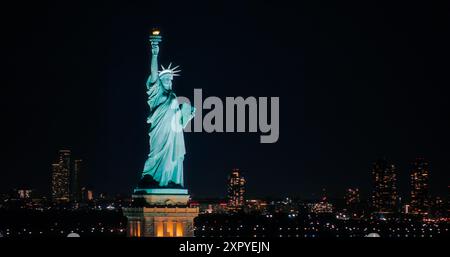 Immagine aerea panoramica di un simbolo americano della libertà. Pass per l'elicottero cinematografico presso la Statua della libertà di notte. Monumento storico di New York con grattacieli di Manhattan sullo sfondo Foto Stock