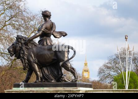 Figura di bronzo della Pace sostenuta da un leone di bronzo, con il Big Ben sullo sfondo, Victoria Memorial, The Mall, Londra, Inghilterra Foto Stock