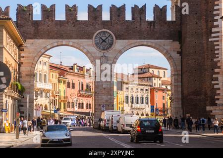 VERONA, ITALIA - 10 MAGGIO 2024: Ingresso a Piazza Bra, dove si trova l'Arena di Verona. Foto Stock