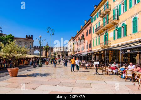 VERONA, ITALIA – 10 MAGGIO 2024: Piazza Bra a Verona, dove si trova l'Arena di Verona. Foto Stock