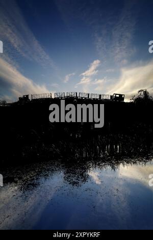 Lo Sky Train, una scultura ambientale di Michael Bulfin nel Lough Boora Discovery Park di Bord na Mona nella contea di Offaly, Irlanda. Foto Stock