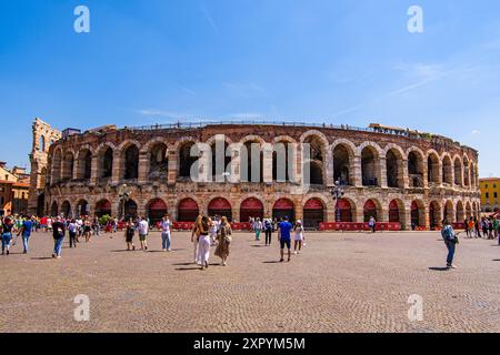 VERONA, ITALIA – 10 MAGGIO 2024: L'Arena di Verona, un antico anfiteatro romano situato in Piazza Bra. Questa struttura ben conservata e' famosa per aver Foto Stock