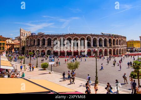 VERONA, ITALIA – 10 MAGGIO 2024: L'Arena di Verona, un antico anfiteatro romano situato in Piazza Bra. Questa struttura ben conservata e' famosa per aver Foto Stock