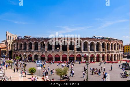 VERONA, ITALIA – 10 MAGGIO 2024: L'Arena di Verona, un antico anfiteatro romano situato in Piazza Bra. Questa struttura ben conservata e' famosa per aver Foto Stock